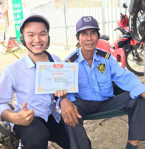 Khoe giấy khen với chú bảo vệ