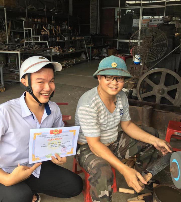 Anh bạn đưa giấy khen đi khoe khắp nơi
