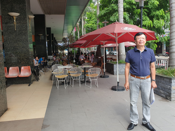 Ông Nguyễn Trùng Khánh , Trưởng ban quản trị chung cư Ruby Garden - đứng trước khu vực sinh hoạt chung của cư dân đã bị biến thành nơi bán quán cà phê - Ảnh: THÁI AN