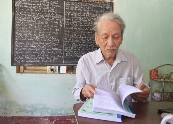 Ông Tạ Phơ vẫn ngày ngày đọc sách, sống cuộc sống bình dị trong căn nhà cấp 4 cũ kỹ của mình