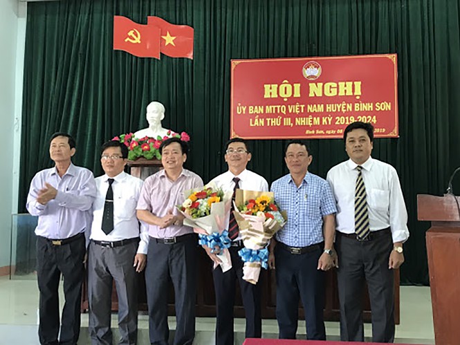 Ông Phan Đình Chí (thứ ba từ bên phải vào) - ảnh UBMTTQVN tỉnh Quảng Ngãi