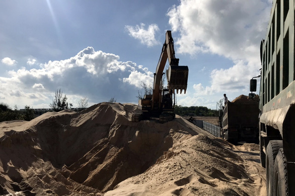 Một góc của hiện trường vụ khai thác cát trái phép ngày 11-5 bị UBND huyện Xuyên Mộc bắt quả tang - Ảnh: Đ.H