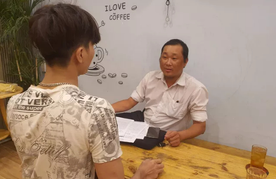Anh Thái Đăng Phú (trái) làm việc với phóng viên Dân Việt về vụ việc anh tố CSGT. Ảnh: CTV