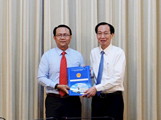 Ông Nguyễn Thanh Nhựt nhận quyết định bổ nhiệm Phó Giám đốc Công ty TNHH MTV Thảo Cầm Viên Sài Gòn. Ảnh: Web Thành ủy TP.HCM