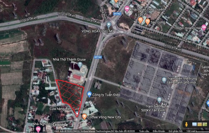 Theo bà Hà, toàn bộ diện tích 6.417 m2 đất (được khoan đỏ trong hình) của gia đình bà nằm trong quy hoạch đường giao thông, hiện là nút giao thông Huỳnh Văn Lũy, Võ Văn Kiệt, Đồng Khởi “là không đúng” do diện tích đất thu hồi này cách xa nút giao thông trên hàng trăm mét