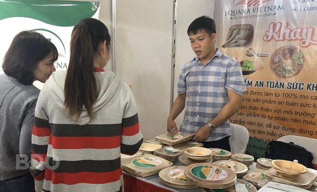 Anh Nguyễn Sơn Tịnh giới thiệu sản phẩm với khách hàng tại Hội chợ thương mại quốc tế Việt - Trung (tháng 11.2019).