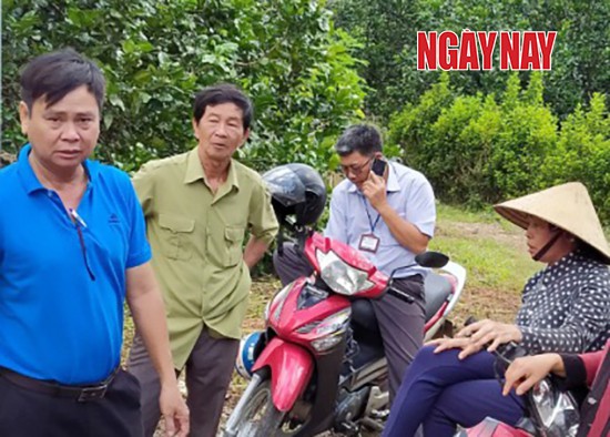 Chính quyền địa phương đến xem xét, sửa lại nhà cho gia đình bà Liên. Ảnh: Gia đình bà Liên cung cấp