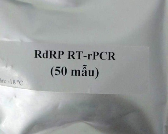 Túi bọc màng bạc có dòng chữ RdRP RT-rPCR.