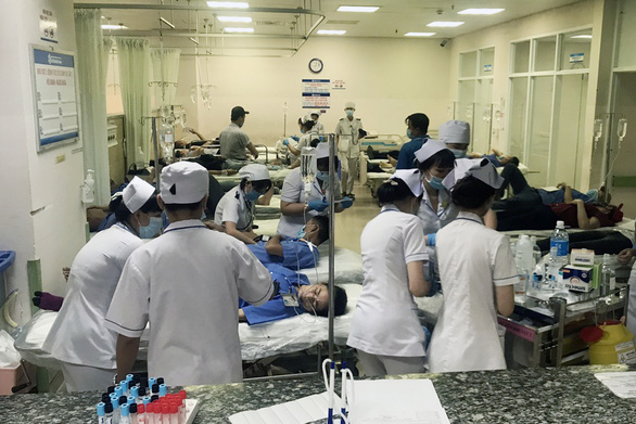 Hàng chục công nhân được cấp cứu tại Bệnh viện Đa khoa Đồng Nai - Ảnh: B.A.