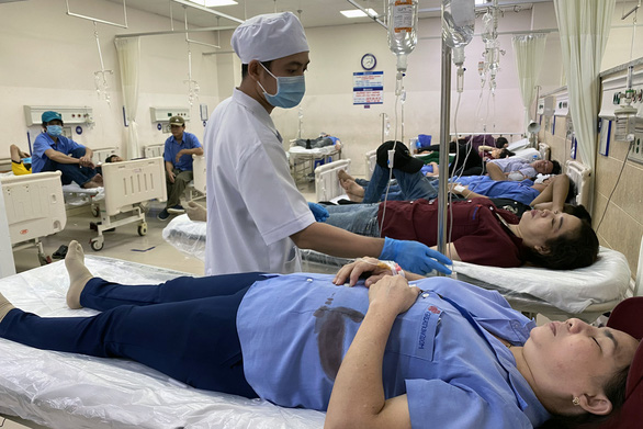 Một số công nhân cho biết trong bữa ăn tối có cơm với cá kho, trứng và rau - Ảnh: B.A.