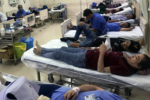 Một số công nhân có triệu chứng nôn ói, đau bụng và dị ứng sau bữa cơm tối - Ảnh: B.A.