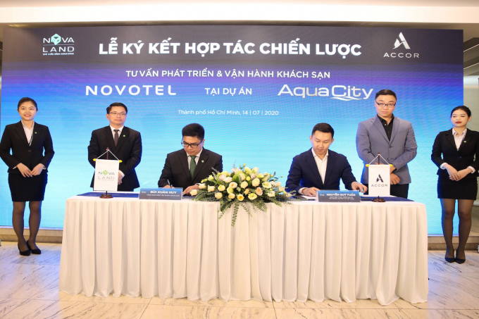 Ông Bùi Xuân Huy, Tổng Giám đốc Tập đoàn Novaland và ông Nguyễn Quý Tuấn, Giám đốc Phát triển Dự án Tập đoàn Accor tại Việt Nam thực hiện nghi thức ký kết hợp tác