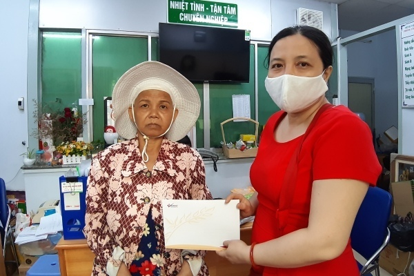 Đại diện Báo VietNamNet trao số tiền hơn 25 triệu đồng để bà Phong đóng viện phí.