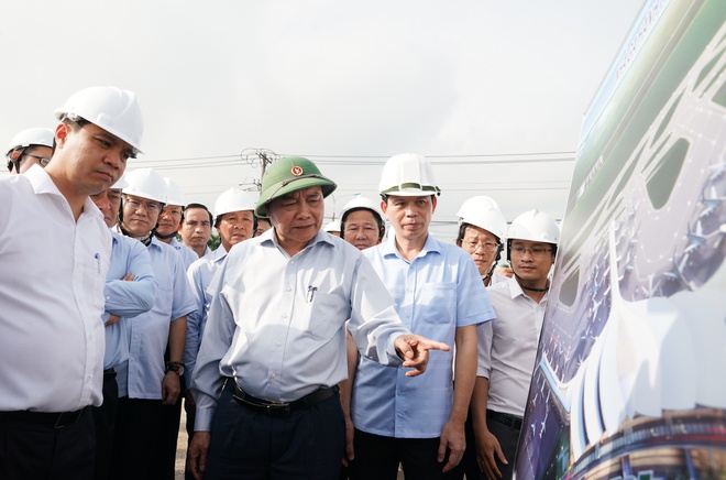 Thủ tướng kiểm tra tiến độ triển khai Dự án sân bay Long Thành. Ảnh: VGP.