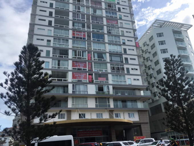 Mua nhà dự án Sơn Thịnh 2 gần 10 năm bị biến thành căn hộ du lịch condotel, các cư dân bức xúc căng băng rôn phản đối chủ đầu tư