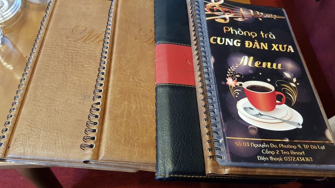 Phòng trà có 4 quyển menu nội dung giống nhau để đưa cho khách ẢNH: GIA BÌNH