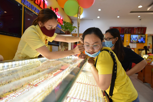 Giá vàng miếng SJC hôm nay lên mức kỷ lục mới: 56,2 triệu đồng/lượng - Ảnh: NGỌC PHƯỢNG