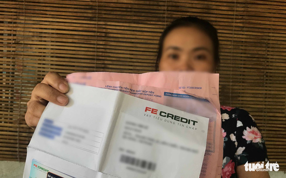Hơn 4 tháng qua, chị Lương Thị Lệ bỗng dưng mang nợ dù chưa một lần dùng thẻ tín dụng của FE CREDIT - Ảnh: TRƯỜNG TRUNG