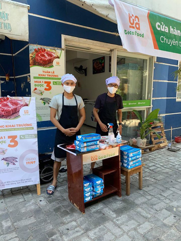 Tình nguyện viên phát khẩu trang miễn phí ở quận Sơn Trà, Đà Nẵng - Ảnh: ĐN