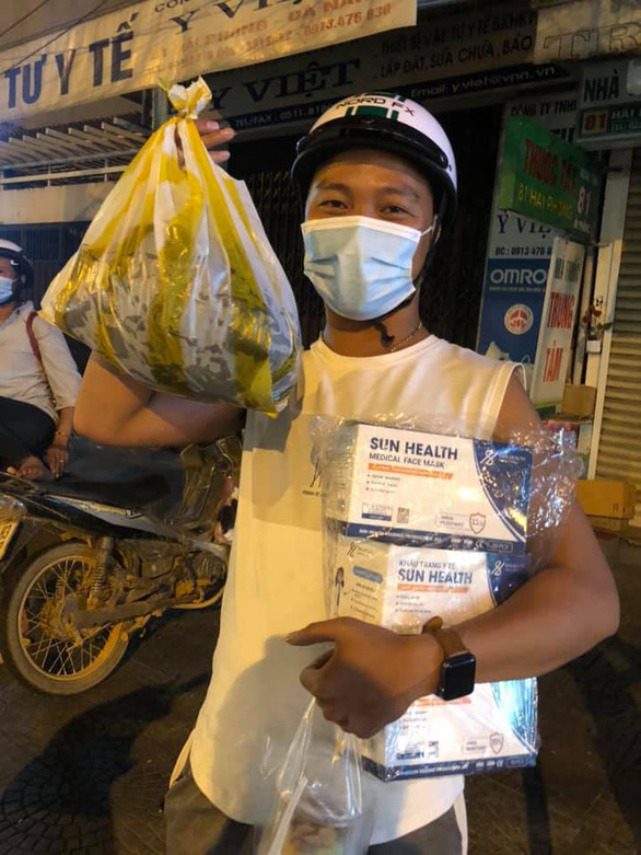 Bánh nóng hổi, khẩu trang y tế được anh Đào Văn Vĩnh gửi vào cổng bệnh viện Đà Nẵng tiếp sức cho các y bác sĩ đang cách ly và điều trị bệnh tại đây - Ảnh: FBNV