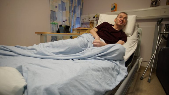 Phi công người Anh Cameron đang hồi phục tại bệnh viện đại học Wishaw - Ảnh: BBC