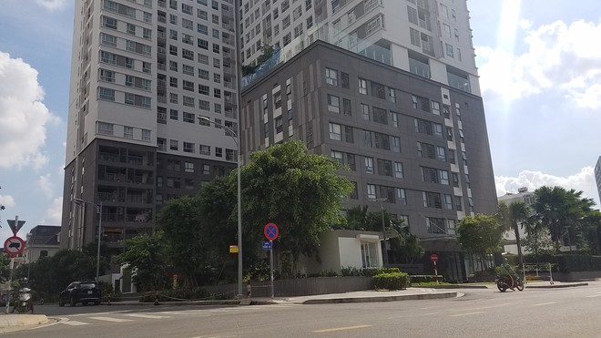 Chung cư nơi xảy ra vụ việc một phụ nữ bị hành hung khi nhắc nhở một người đàn ông đeo khẩu trang phòng dịch Covid-19 ẢNH: TRẦN KHA