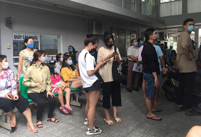 Người dân TP HCM về từ Đà Nẵng chờ lấy mẫu dịch họng, mũi tại Trung tâm Y tế dự phòng quận Bình Thạnh, chiều 28/7. Ảnh: Thuận Nguyễn.