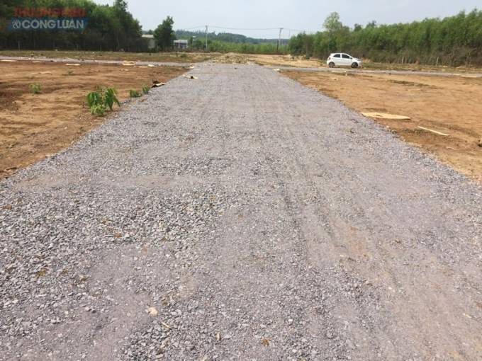 Đang là đất nông nghiệp nhưng chủ đầu tư đã rải đá, làm đường phân lô thành ô bàn cờ để bán (Ảnh: N.D)