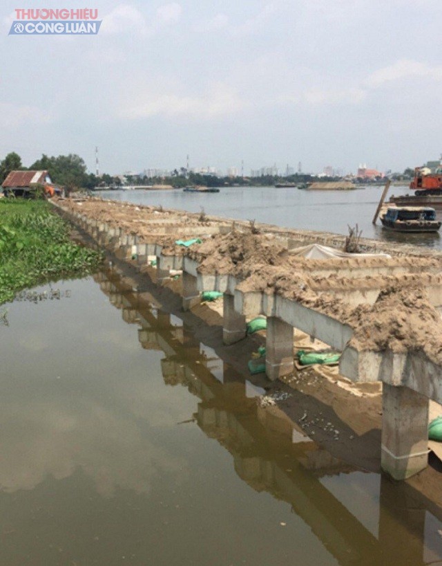 Bờ kè rộng khoảng 2 mét được đóng cọc rất chắc chắn lấn rộng ra ngoài bờ sông Sài Gòn từ 20-30 mét