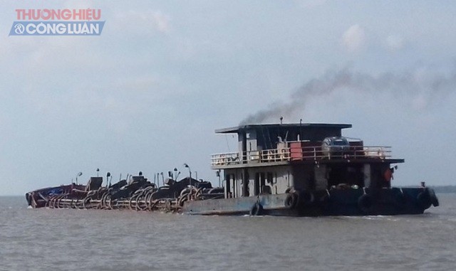 Hàng ngày có hàng chục sà lan “khủng” ngang nhiên cày xới cả một vùng biển Cần Giờ