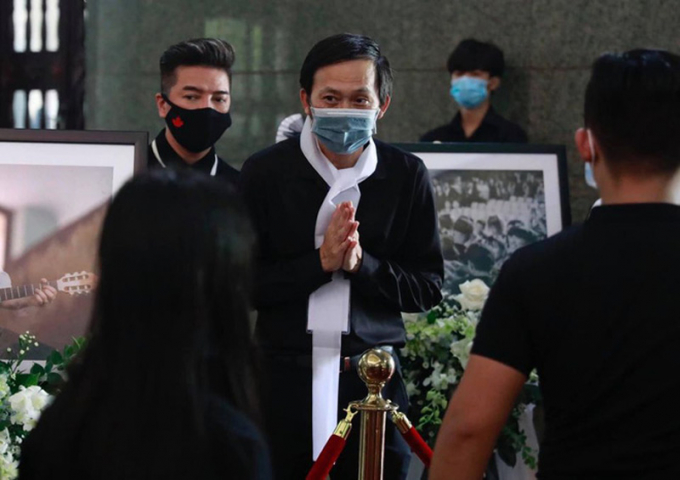 Nghệ sĩ Hoài Linh trong đám tang của cố nghệ sĩ Chí Tài