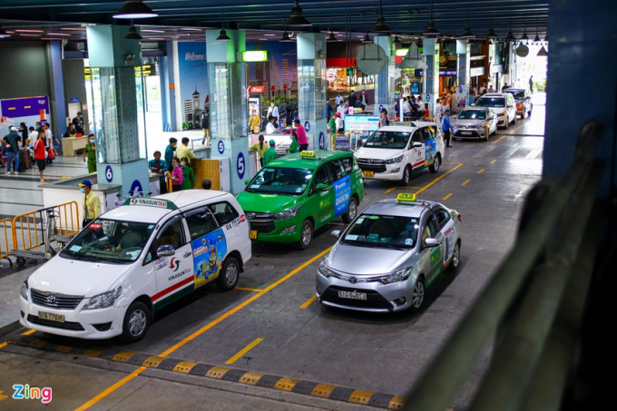 Taxi, xe hợp đồng đón khách ở làn D bên trong bãi xe của sân bay Tân Sơn Nhất từ ngày 14/11. Ảnh: Quỳnh Danh.