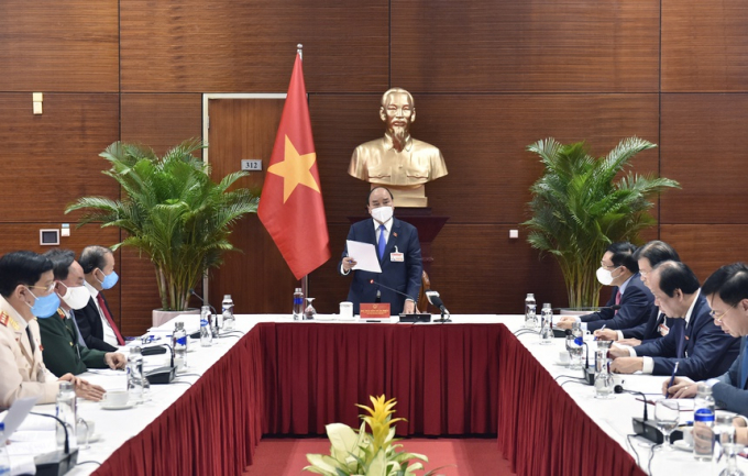 Thủ tướng Nguyễn Xuân Phúc chủ trì cuộc họp khẩn về phòng, chống dịch Covid-19 ngay tại nơi tổ chức Đại hội XIII. Ảnh: VGP.