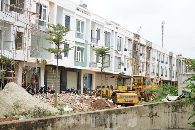 Cty Phú Xuân tự ý xẻ hơn 3.000 m2 đất vàng xây dựng dãy nhà ở để bán