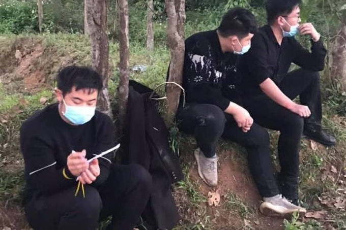 Các công dân Trung Quốc đi trên xe ôtô trốn chốt kiểm tra y tế phòng dịch COVID-19 trên Quốc lộ 1A đoạn qua Quảng Trị. Ảnh: Công an xã Vĩnh Chấp.