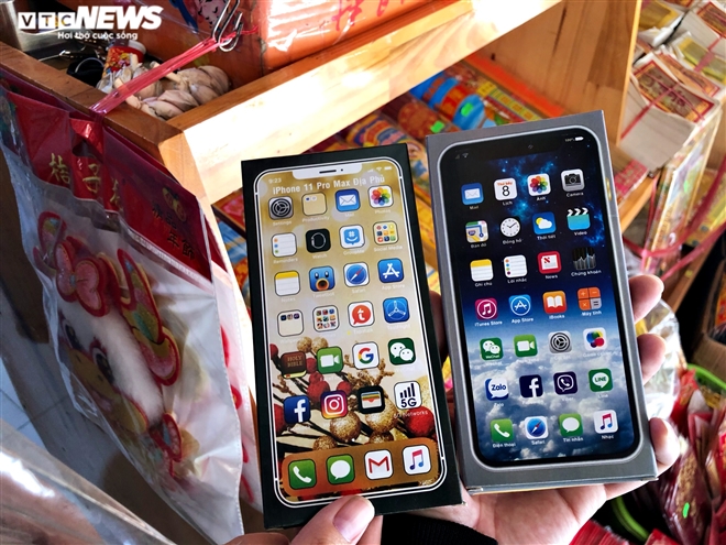 Hình ảnh hai chiếc iPhone bằng giấy được bán trong các cửa hàng vàng mã nằm ở chợ Thiếc (Quận 11, TP.HCM).