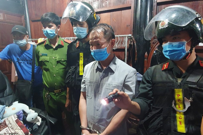 Ông Sâm được cảnh sát đưa đến 4 địa điểm để khám xét tại Hà Tiên và Phú Quốc. Ảnh: Văn Vũ.