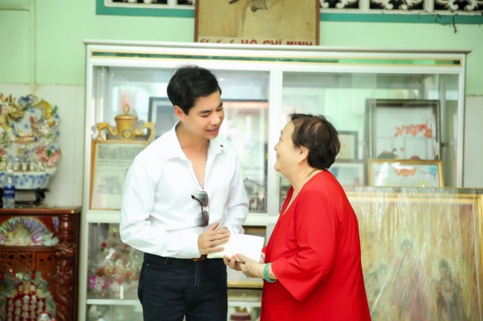 Ngọc Sơn trao 100 triệu cho bà Cẩm Giang.