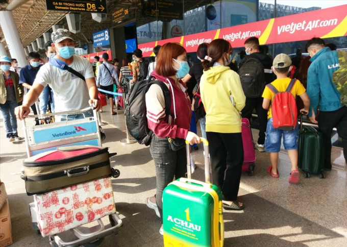 Hôm nay, sân bay Tân Sơn Nhất đông đúc hơn rất nhiều những ngày trước đó. Người nào cũng tay xách nách mang nhiều hành lý, mong được về quê sớm với gia đình vào dịp Tết.