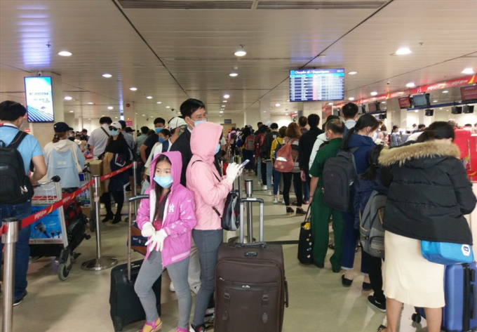 Do khách tặng đột biến nên khu vực làm thủ tục đi máy bay các hãng Vietnam Airlines, Vietjet, Bamboo Airways chật kín người.