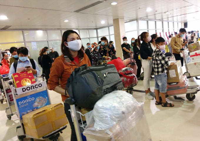 Dù bay chuyến 12 giờ trưa nhưng ngay từ 9h sáng, chị Nguyễn Thị Hạnh (25 tuổi, quê Nghệ An) đã có mặt ở sân bay. “Năm nay tôi chủ động xin nghỉ sớm để về quê đón Tết vì lo sợ dịch COVID-19 diễn biến phức tạp” – chị Hạnh chia sẻ.