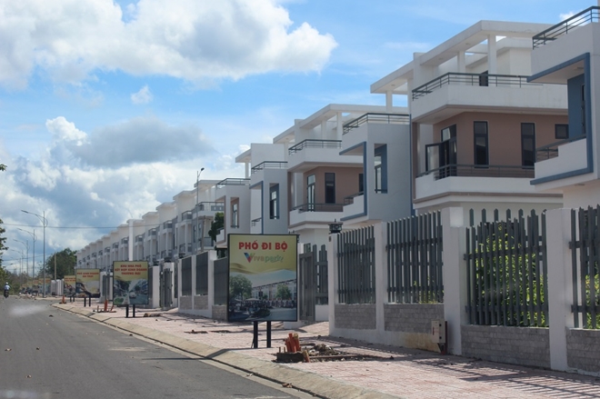 Hàng loạt biệt thự xây dựng không phép.