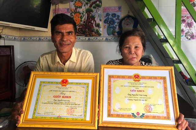 Vợ chồng ông Nguyễn Văn Long và Đoàn Thị Tám Em nhận bằng khen của UBDN phường 1, TP Cao Lãnh