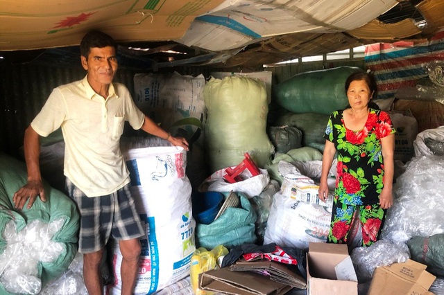 Nhiều năm qua, vợ chồng ông Nguyễn Văn Long và Đoàn Thị Tám Em sống bằng nghề nhặt ve chai, cuộc sống bộn bề khó khăn.