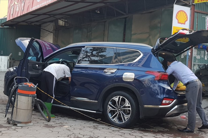 Dịch vụ rửa xe gần dịp lễ Tết luôn đắt hàng. Ảnh Cao Nguyên.