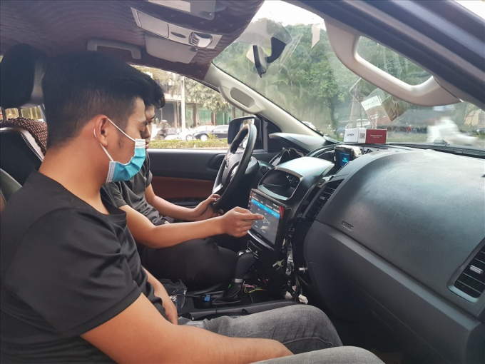Một chủ xe đang “độ” màn hình cảm ứng với giá 15 triệu đồng. Ảnh Cao Nguyên.