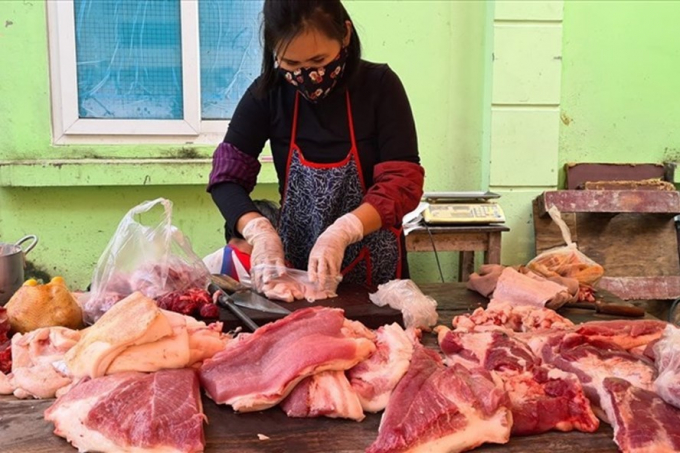 Trưa 7.2, chị Trần Thị Bạch giảm giá từ 20.000-30.000 đồng/kg thịt lợn để 