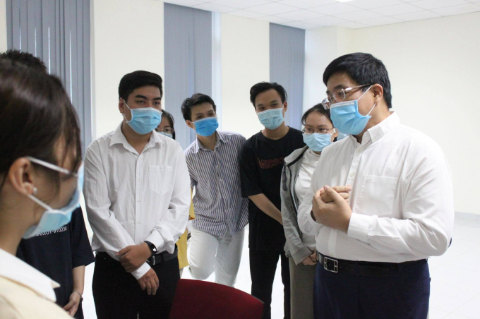 Phó Hiệu trưởng phụ trách Trường ĐH Y Dược TP.HCM thăm sinh viên tình nguyện ở lại chống dịch Covd-19