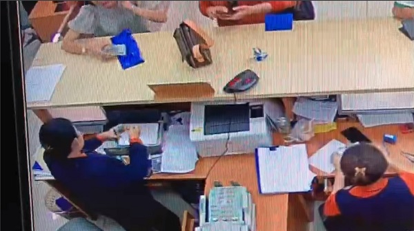 Hình ảnh camera cho thấy nhân viên ngân hàng kiểm đếm rất kỹ trước khi giao tiền cho khách hàng