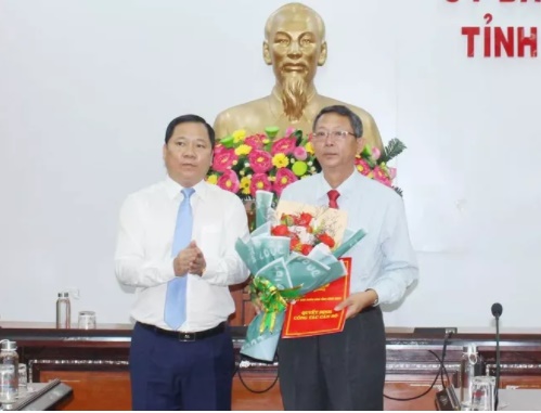 Chủ tịch UBND tỉnh Bình Định Nguyễn Phi Long (bên trái) trao quyết định bổ nhiệm ông Trần Văn Thanh giữ chức Giám đốc Sở Du lịch